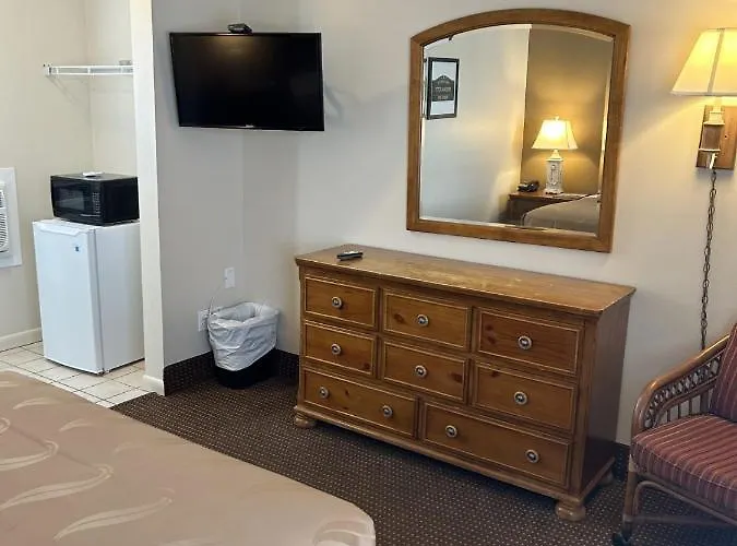 The Admiral Hotel/motel